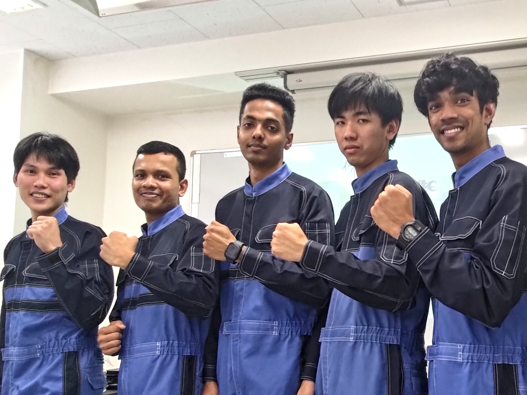 修了生が専門学校で作文を発表