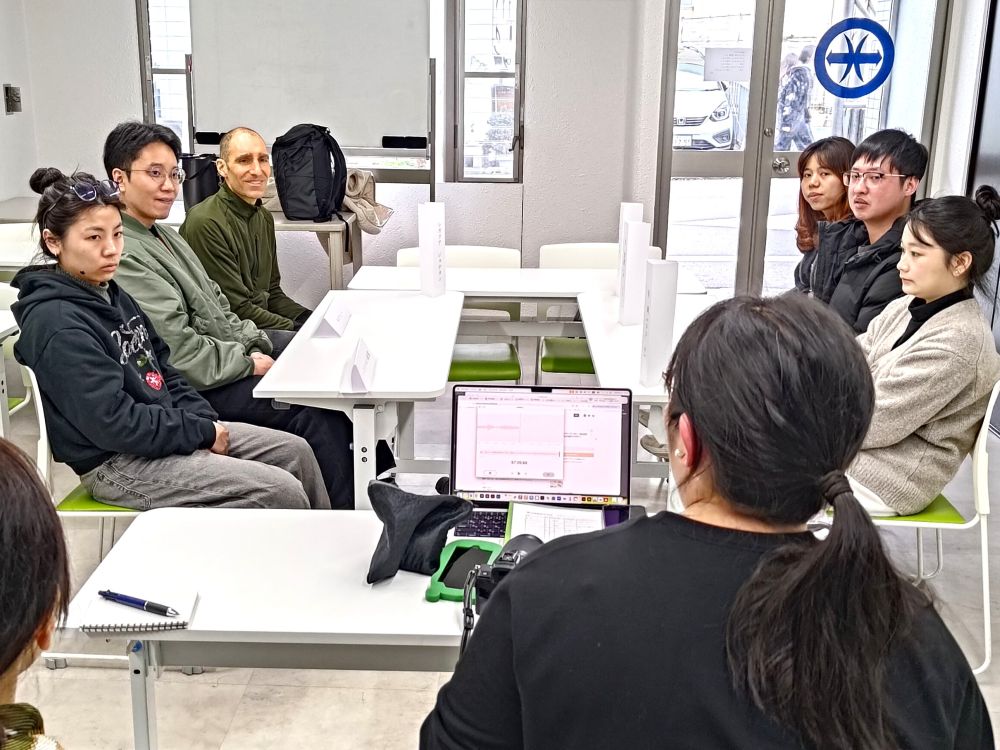 学生たちが新聞社のインタビューを受けました